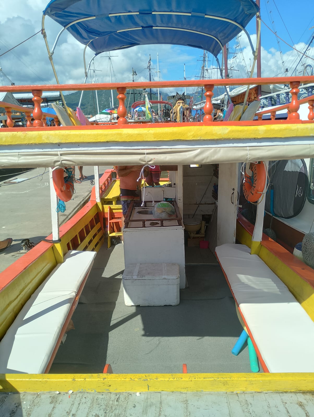 BARCO PRIVATIVO PARATY  Churrasqueira & Toilet Abordo